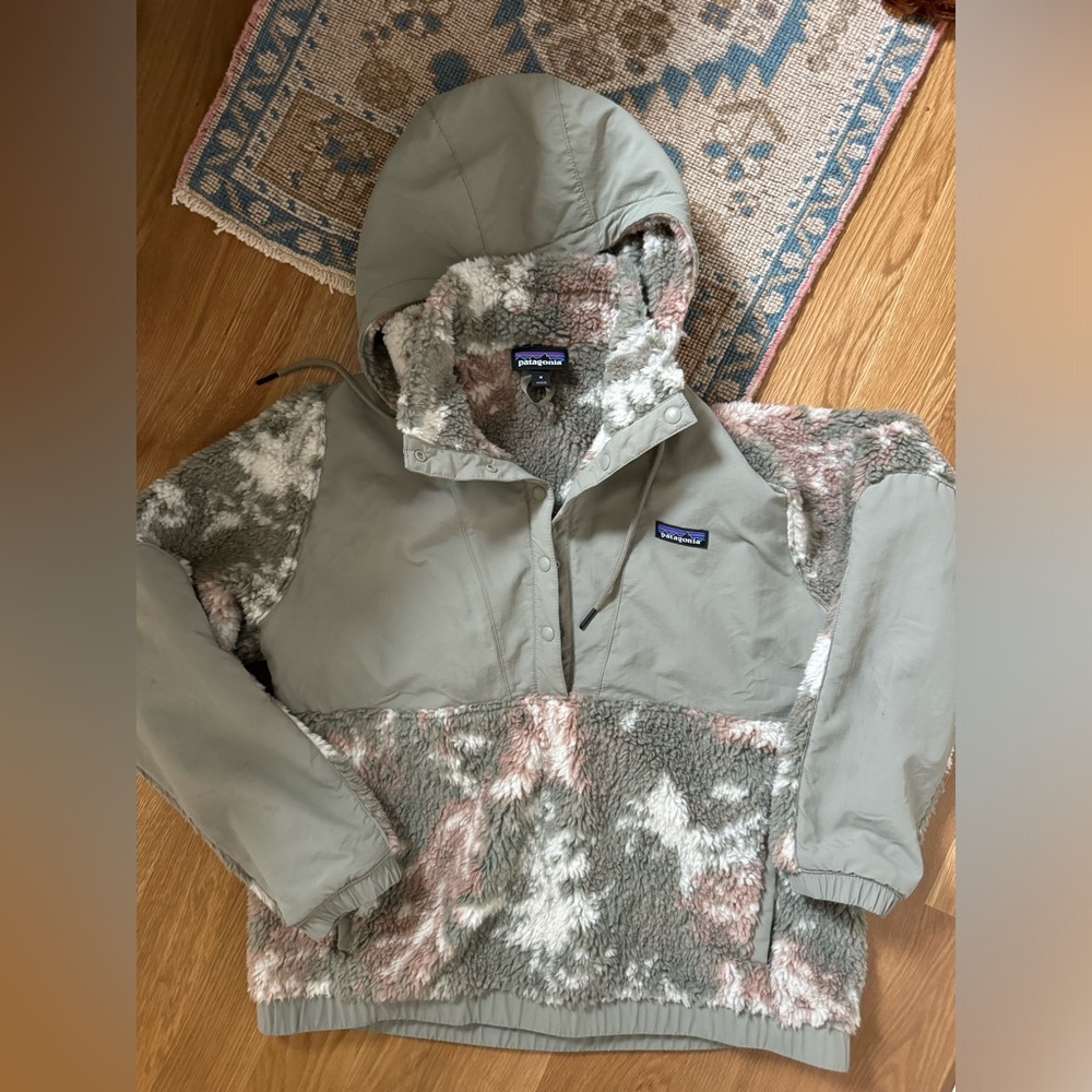Patagonia, women’s small oversized half button sweatshirt/coat